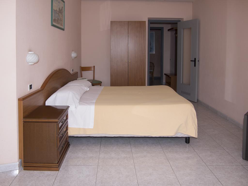 Hotel Cristallo Леричі Екстер'єр фото