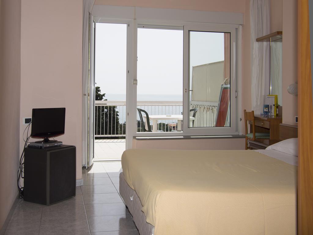 Hotel Cristallo Леричі Екстер'єр фото