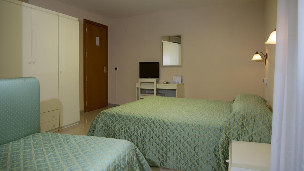 Hotel Cristallo Леричі Екстер'єр фото