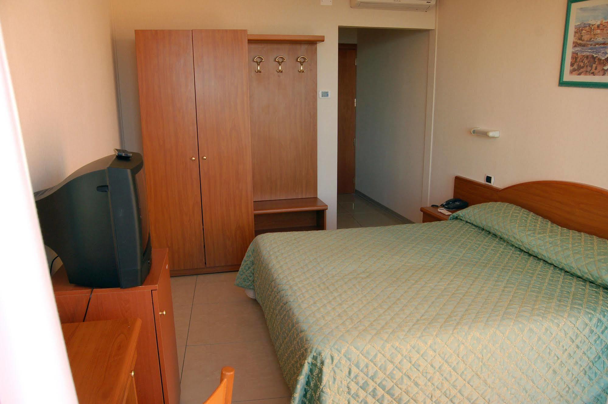 Hotel Cristallo Леричі Екстер'єр фото
